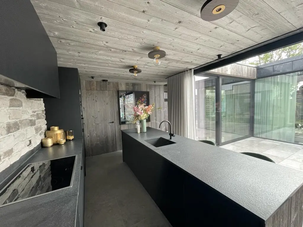 Grenen wandbekleding in moderne keuken