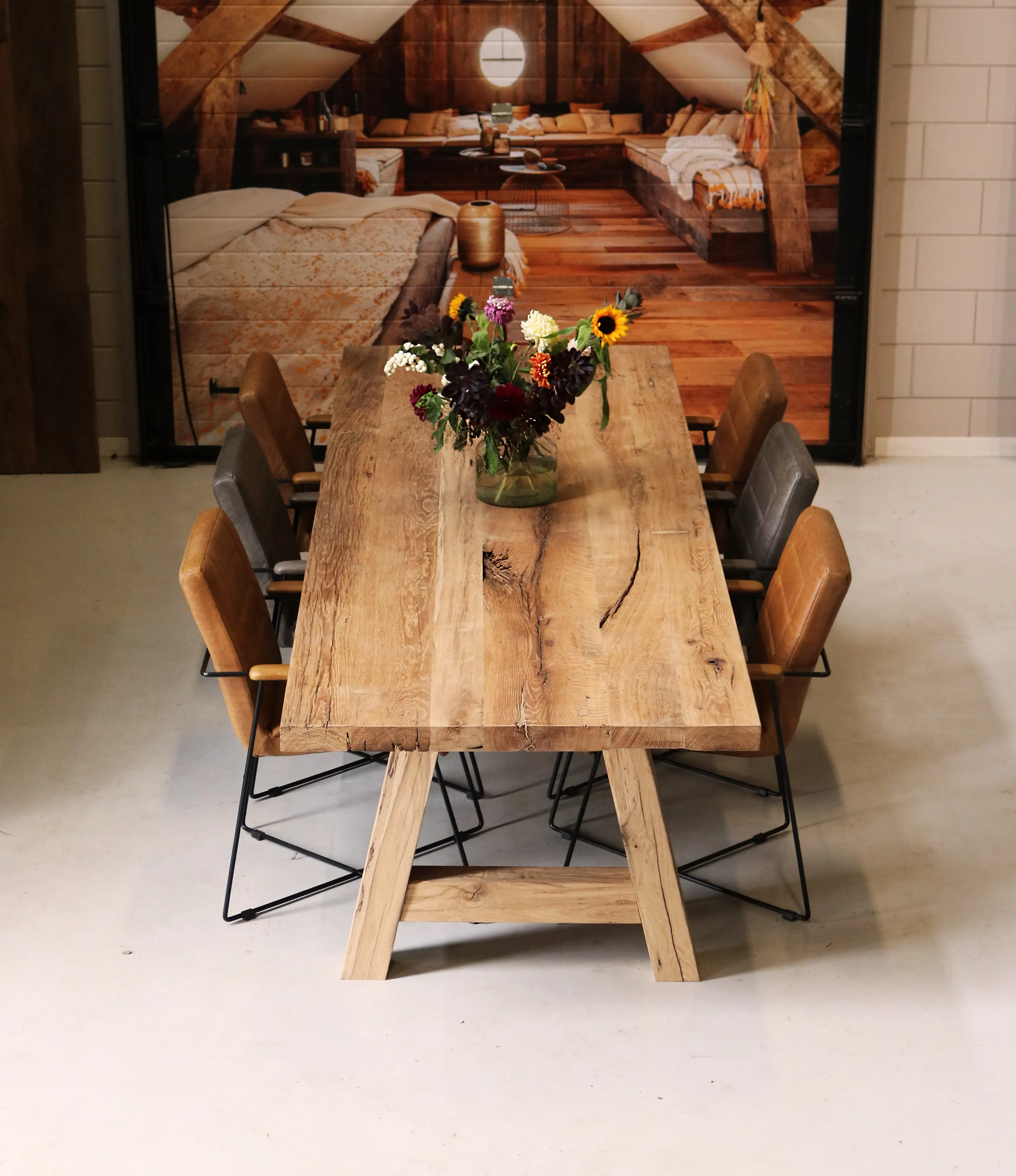 Tisch aus altem Holz mit authentischer Patina und einzigartigem Charakter