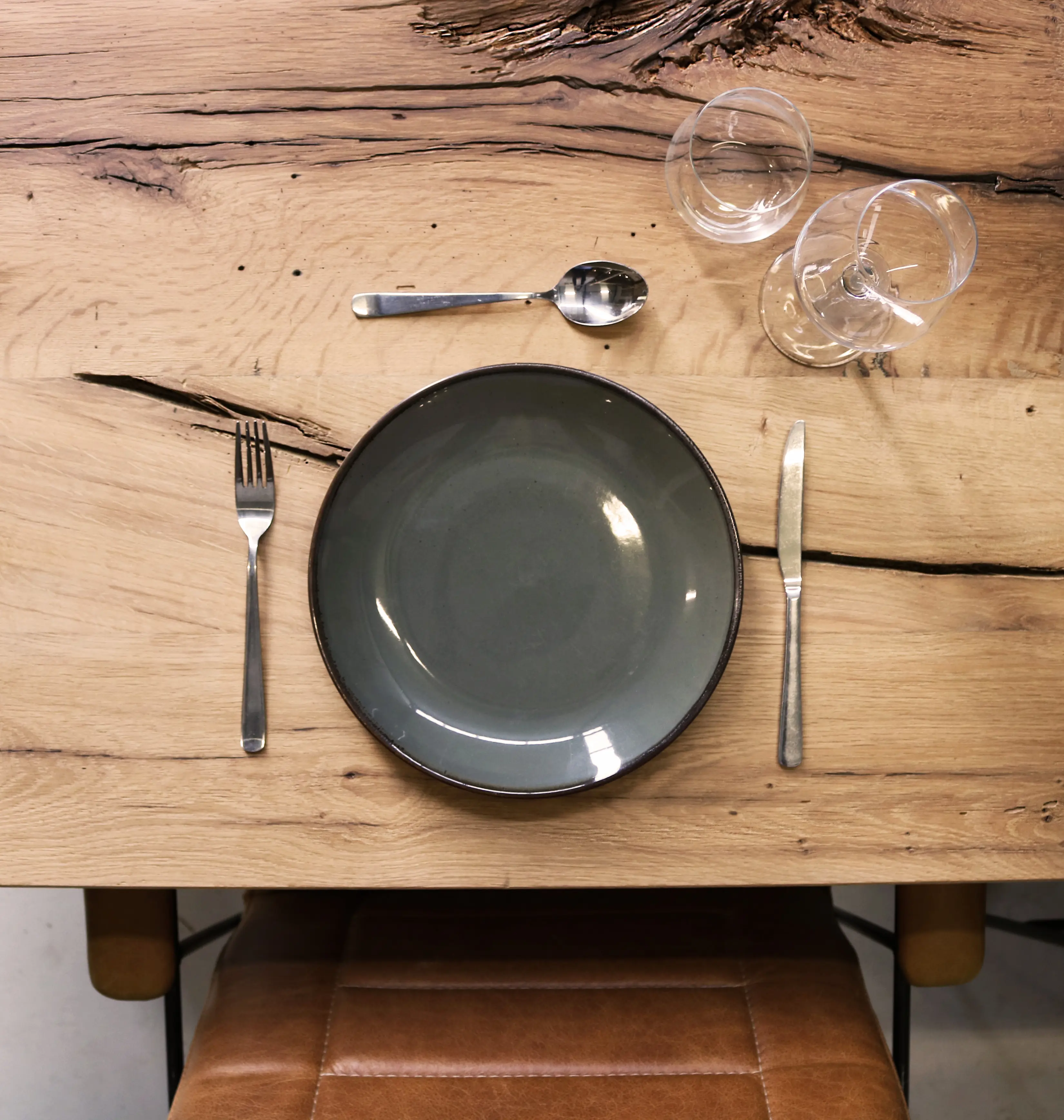 Oud eiken eettafel met bord