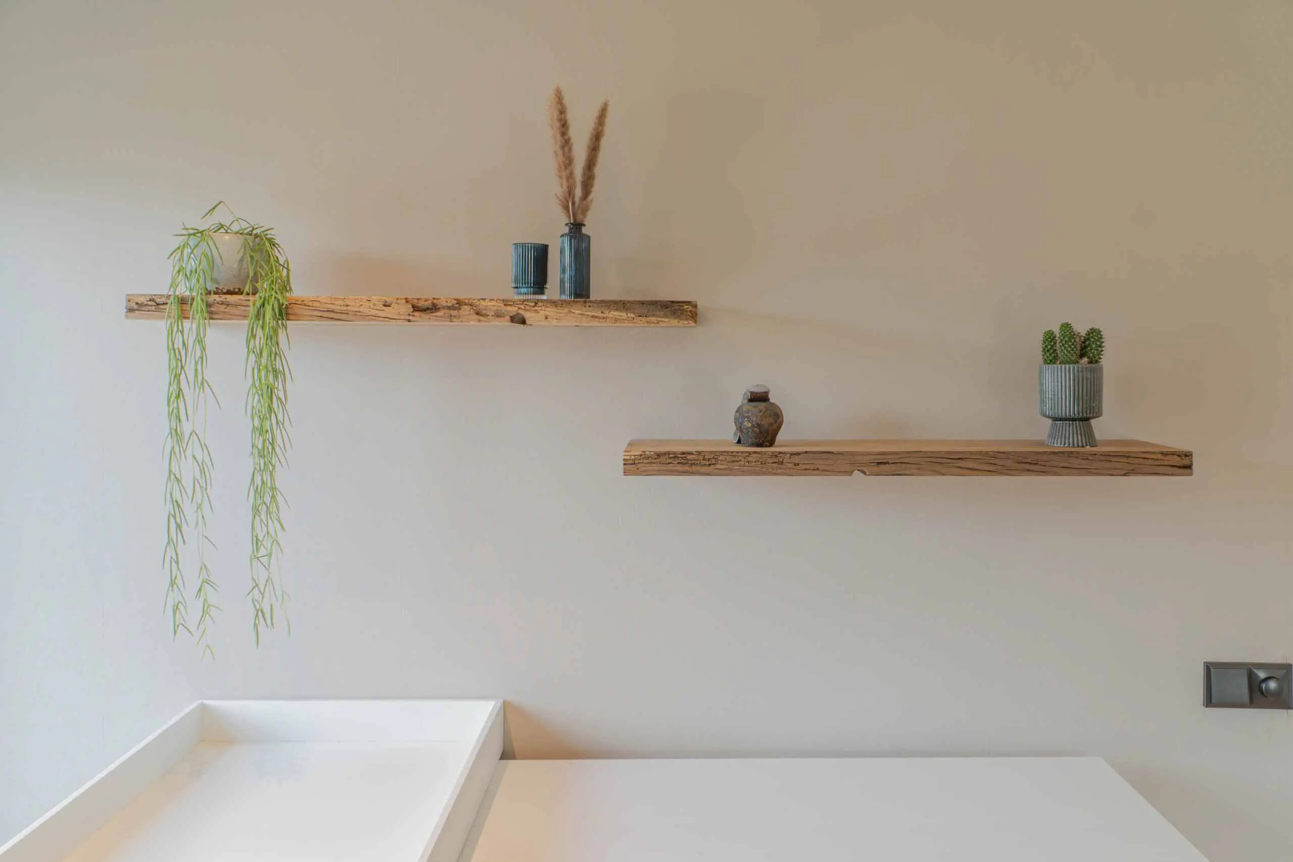 eiken wandplank zwevend op maat met natuurlijke houtstructuur