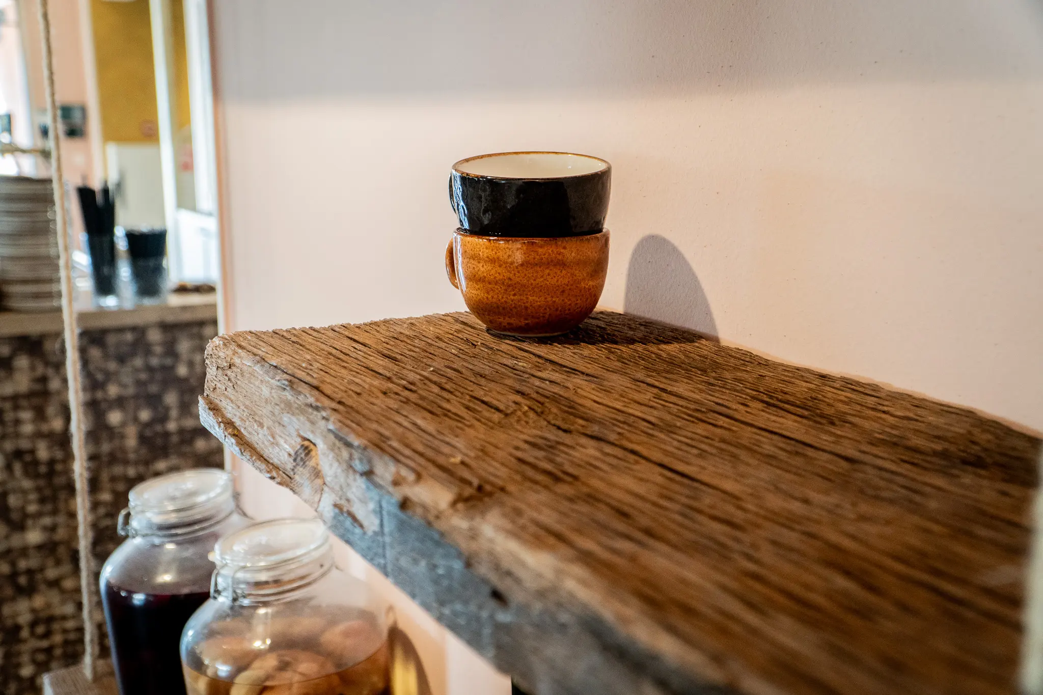 zwevende eiken plank voor wanddecoratie in woonkamer