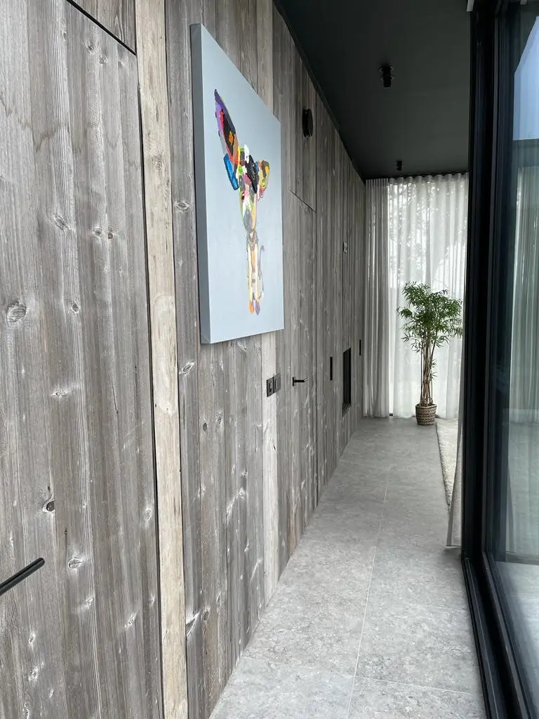 Grenen wandbekleding in een moderne gang