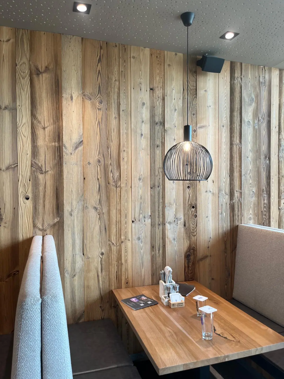 Oud eiken Wandbekleding in een restaurand