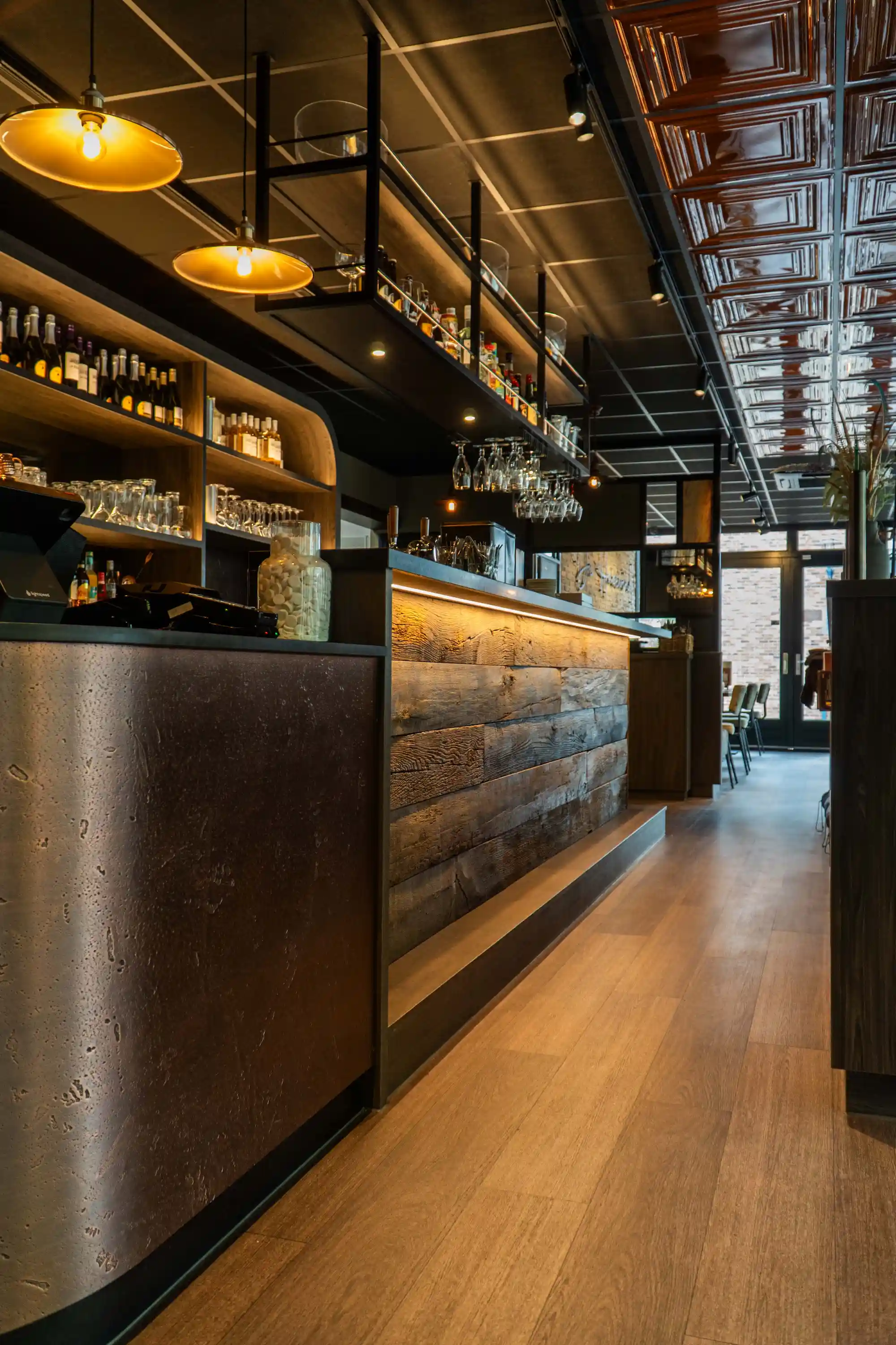 Oud eiken panelen verwerkt in een bar in een lunchroom