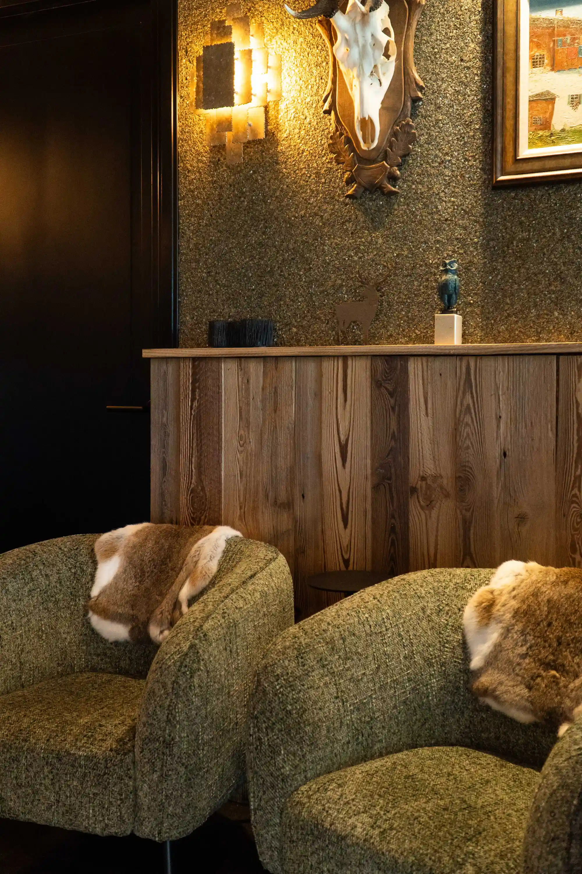 Detail van oud grenen wandbekleding met een warme uitstraling en authentieke houtstructuur.