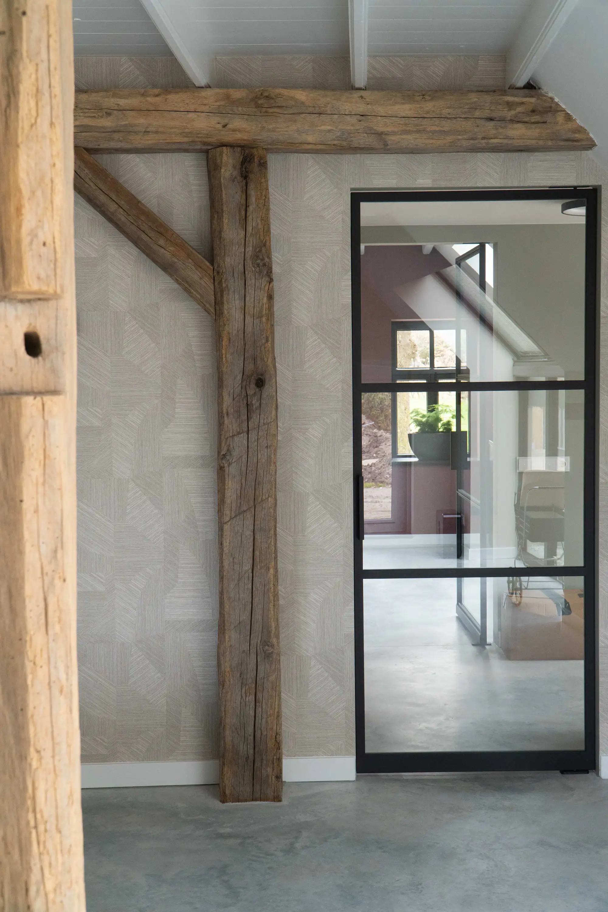 Oude eiken balken op maat in een moderne woonkamer