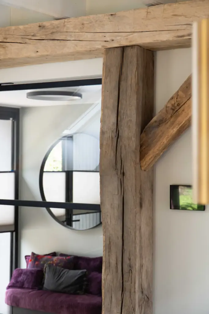 Robuuste eiken balken in een ruime moderne woning