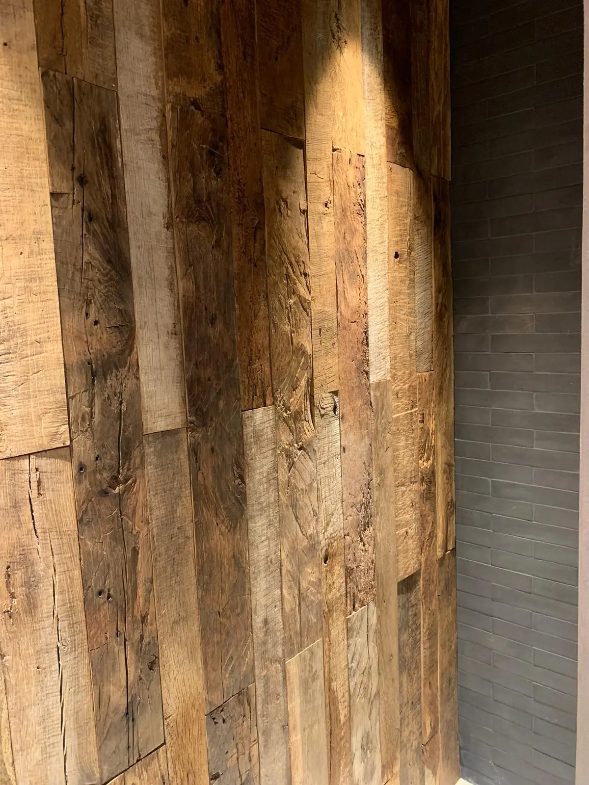 Oud eiken wandbekleding met duidelijke houtstructuur