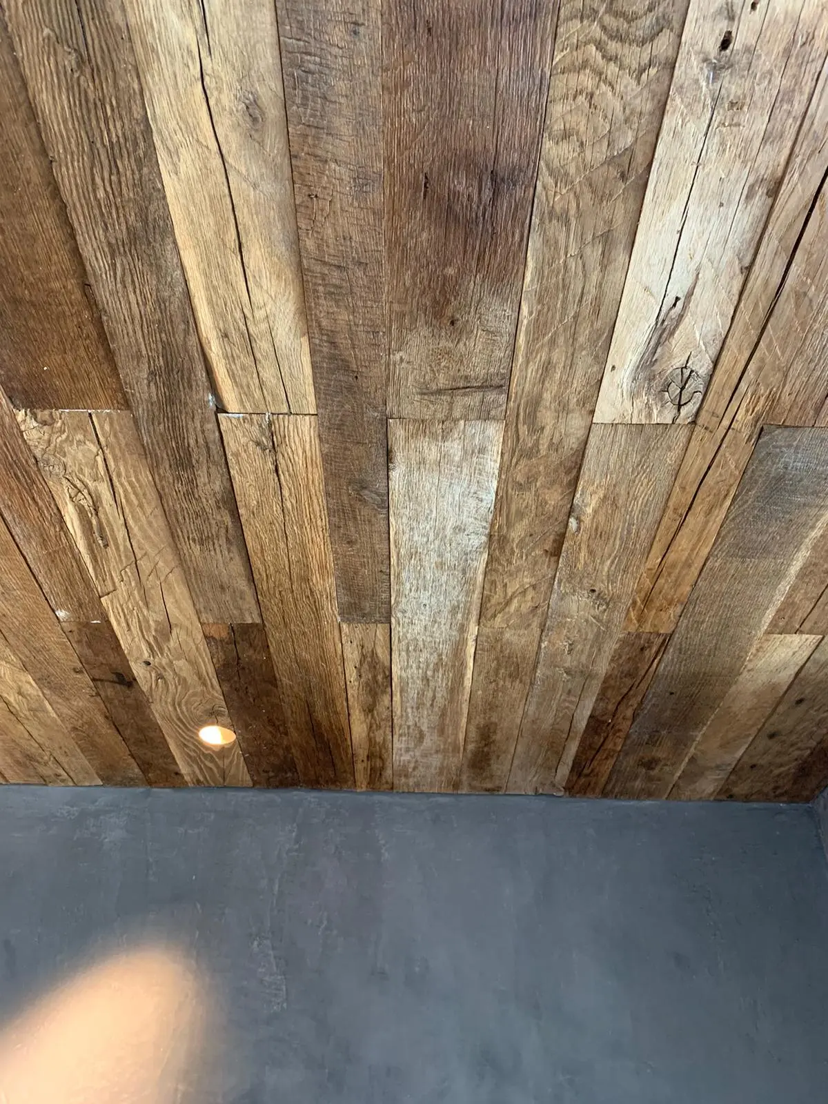 Oud eiken plafondbekleding in een moderne badkamer
