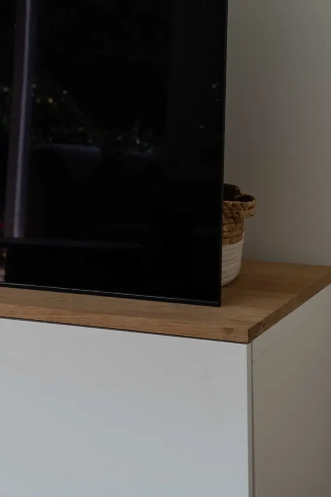 Antiek Eiken op maat gemaakte plank op een tv-meubel