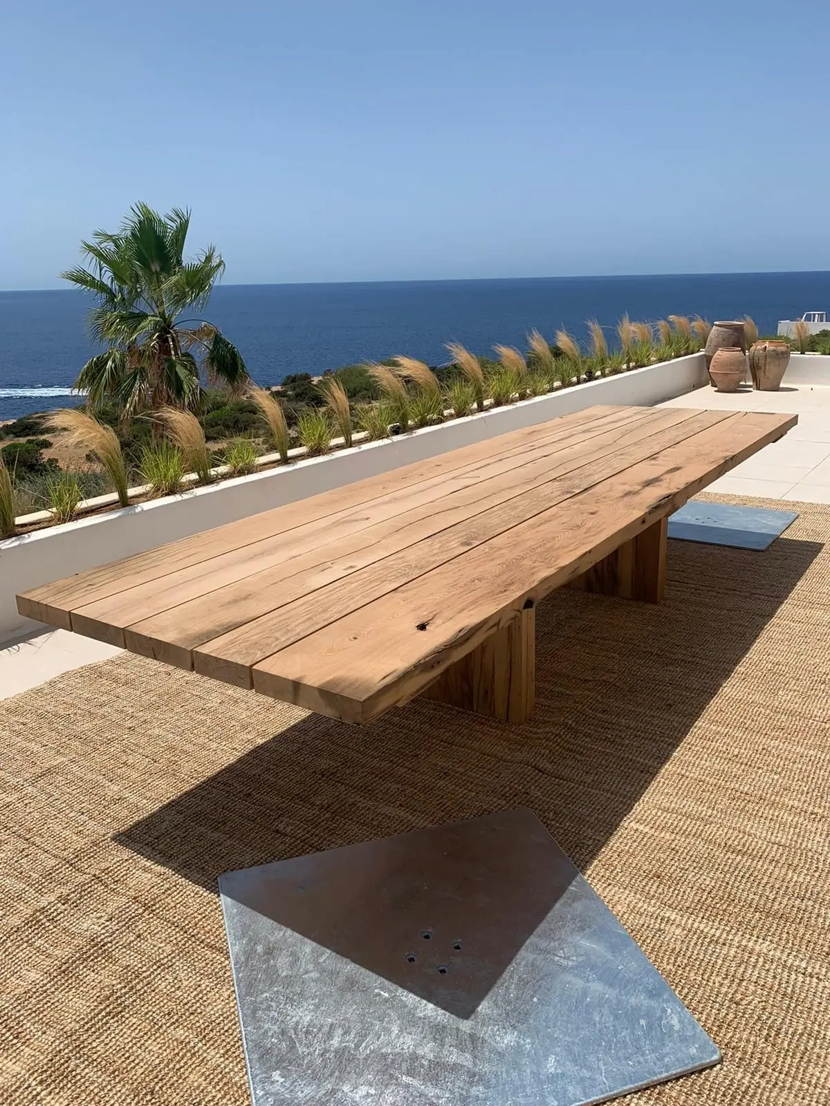 Eiken buiten tafel met uitzicht op zee