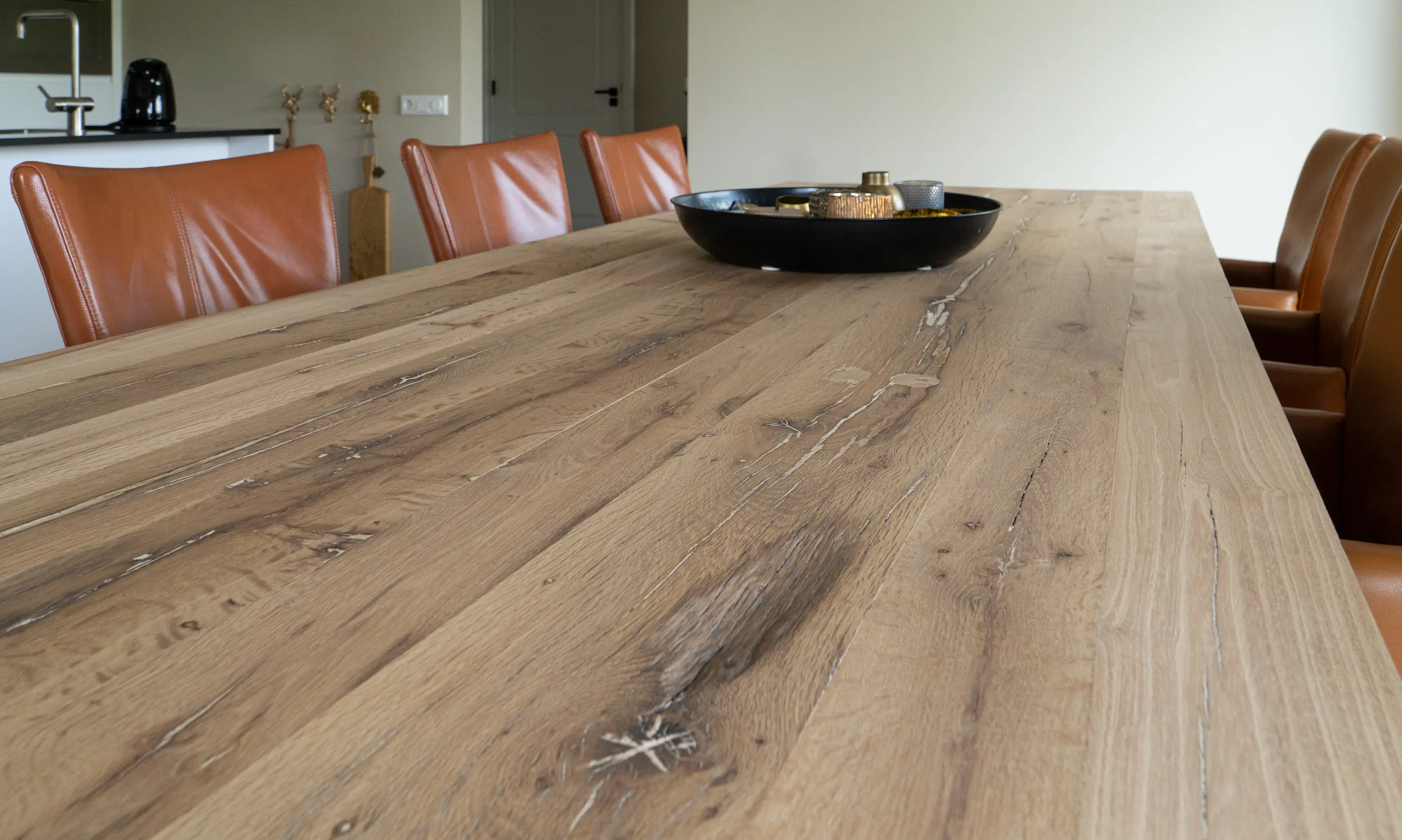 Eiken tafel in een moderne eetkamer