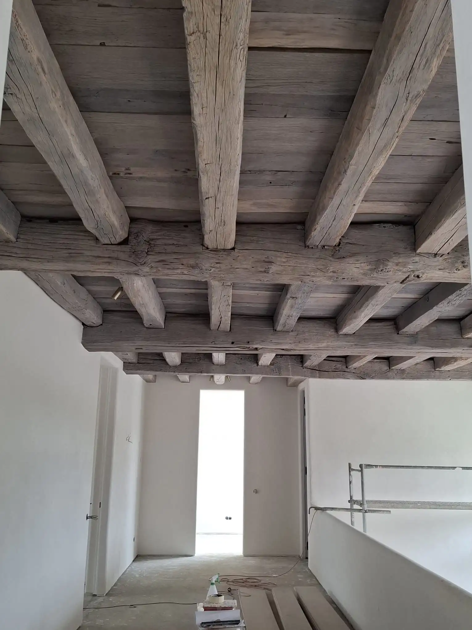 Eiken Balken als plafond in een moderne woning