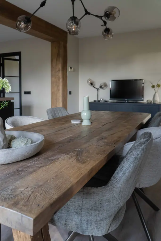 Oud eiken tafel in landelijke keuken