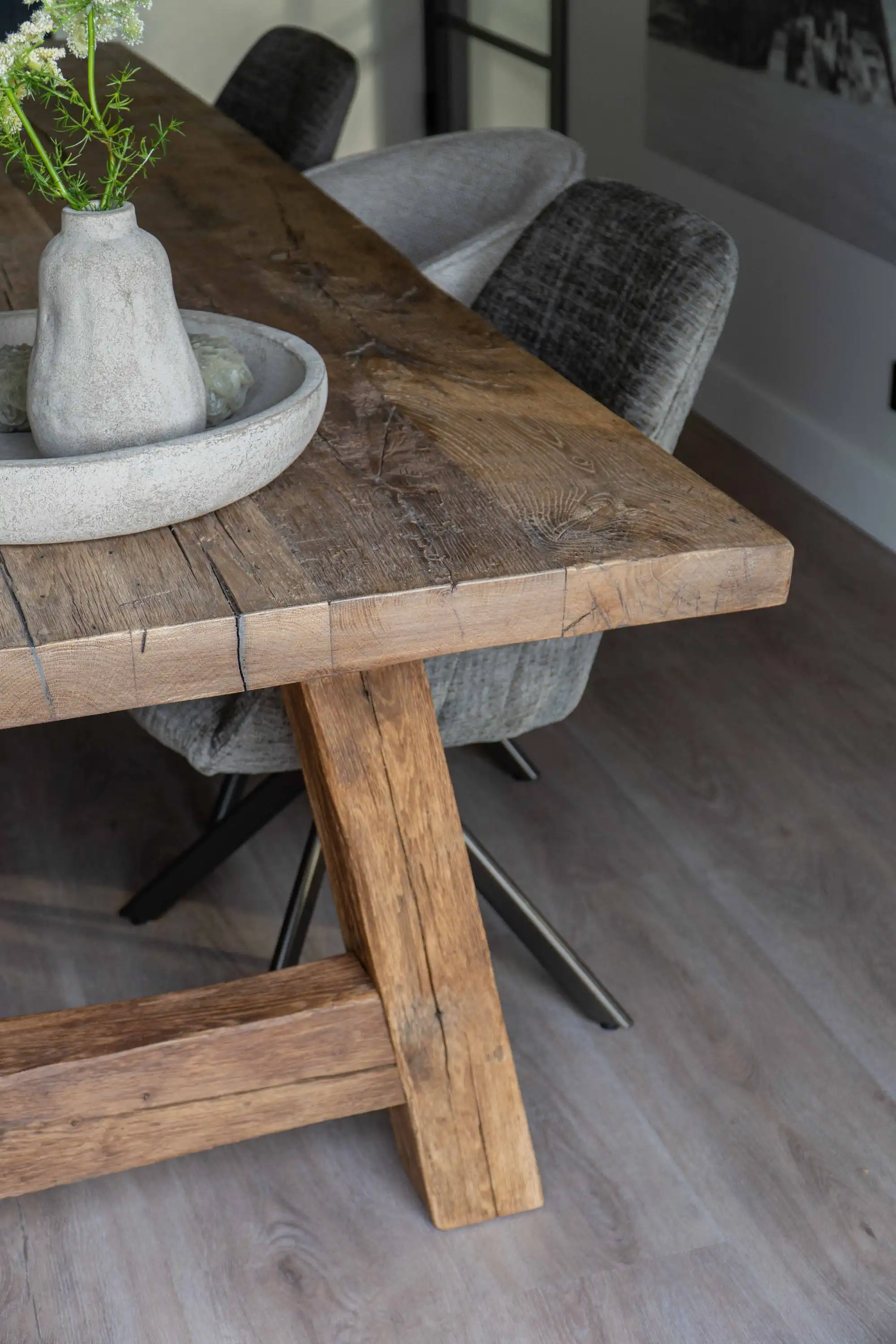 Oud eiken kloostertafel in een landelijke woonboerderij