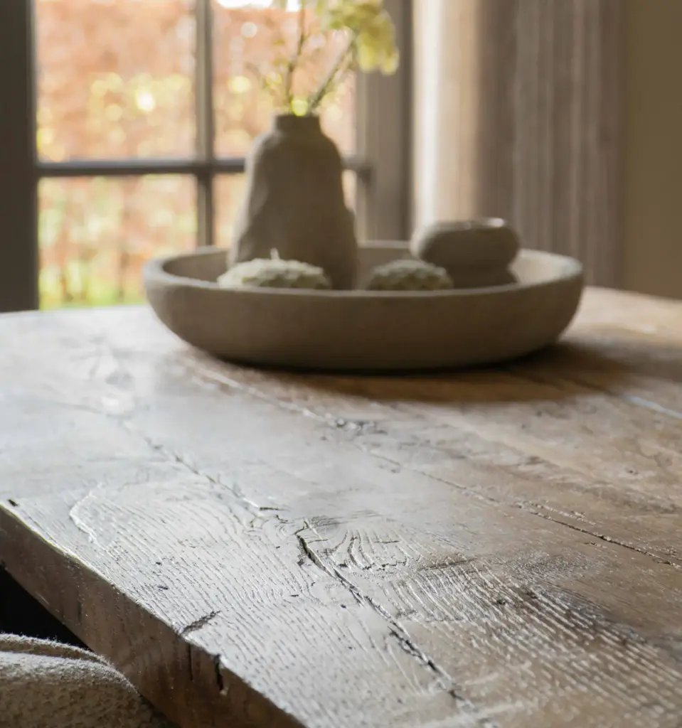 Oude eiken tafel in een landelijke keuken