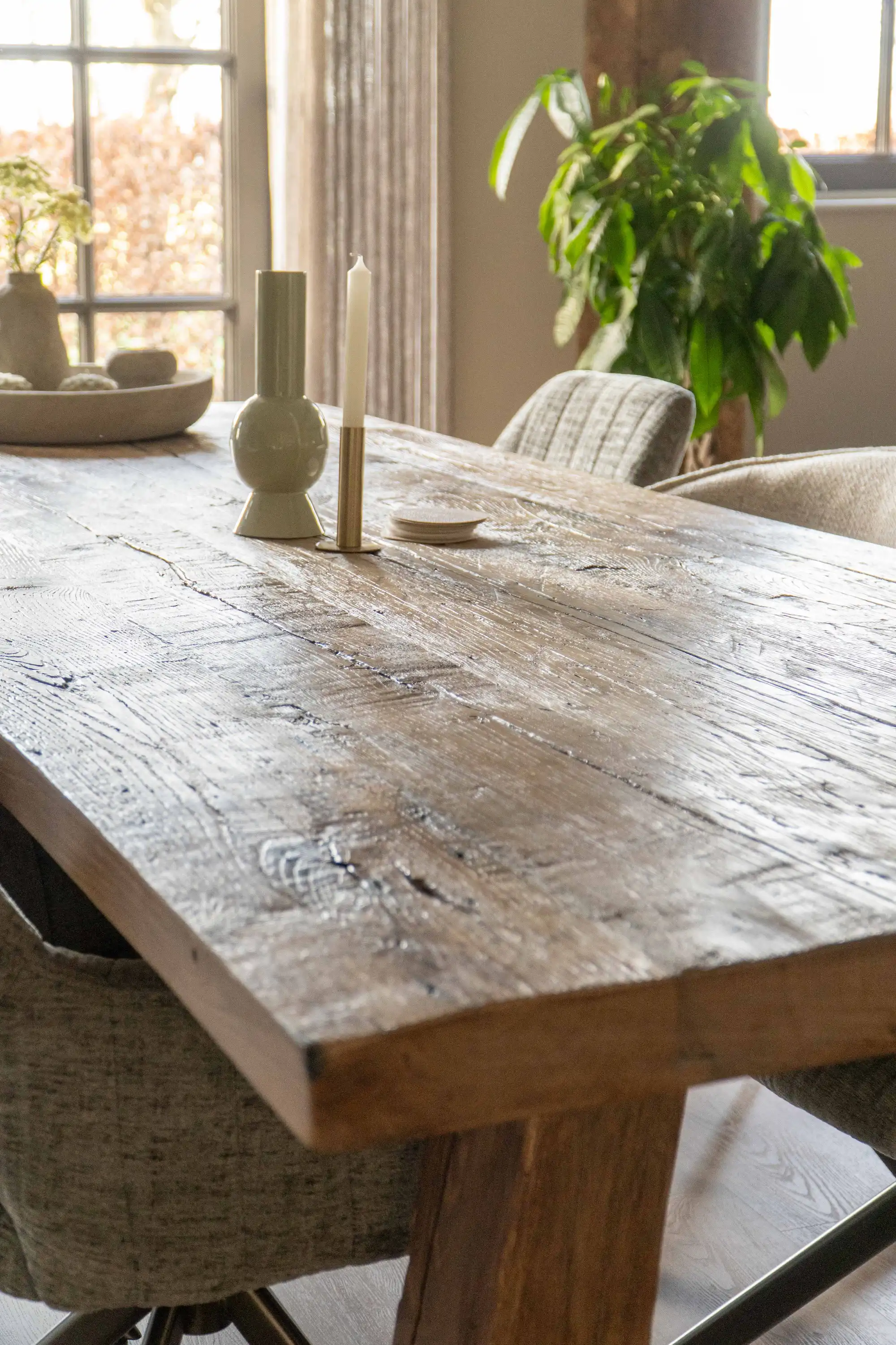 Oud eiken tafel in een landelijke woonboerderij