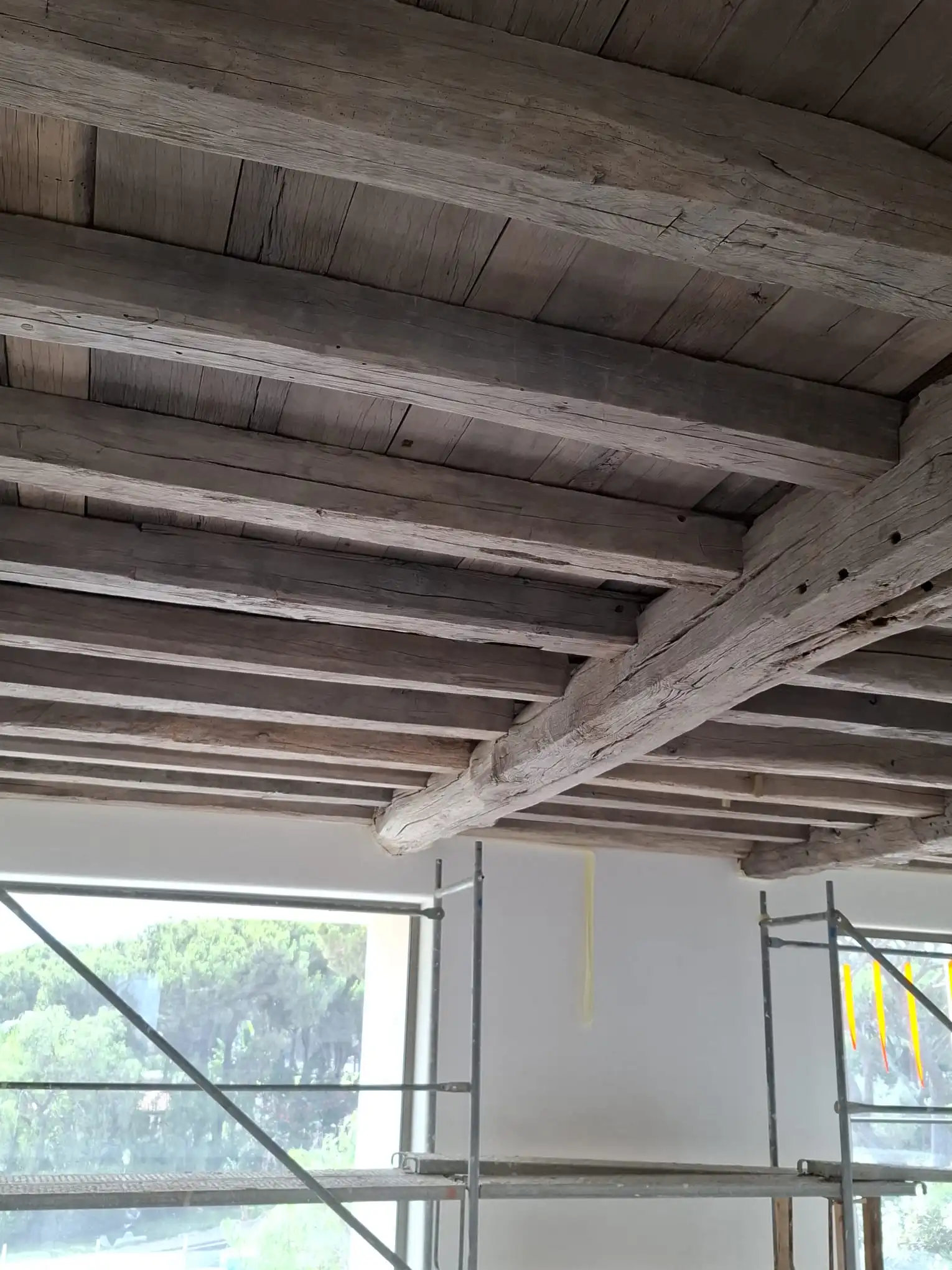 Oude eiken balken verwerkt in het plafond