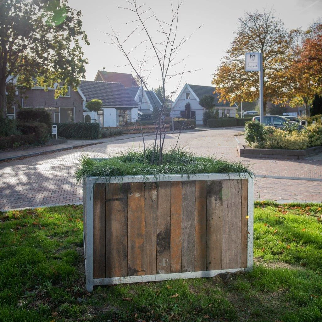 Op maat gemaakte plantenbakken in een woonwijk