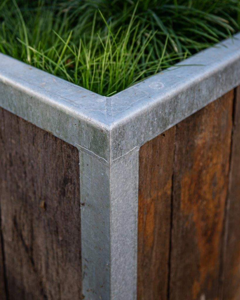 Detail foto van een oud eiken plantenbakken