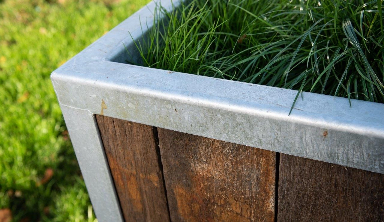 Detailfoto van een oud eiken plantenbak