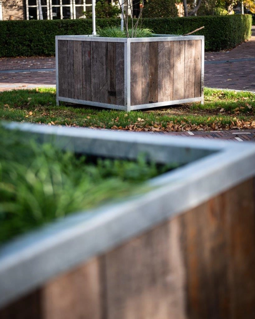 Oud eiken plantenbakken in een park