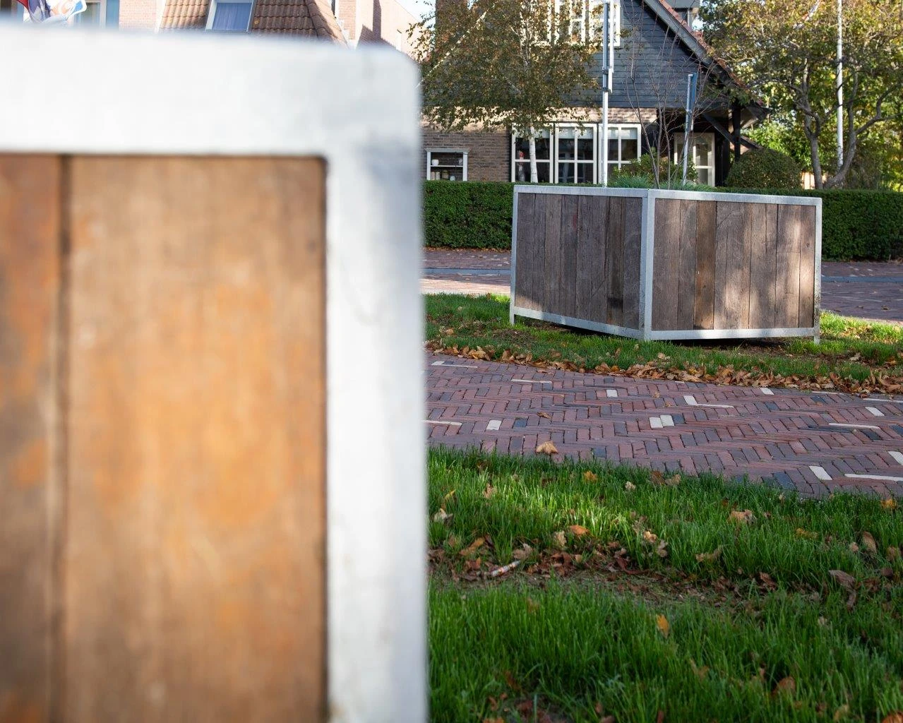 Oud eiken plantenbakken in een park