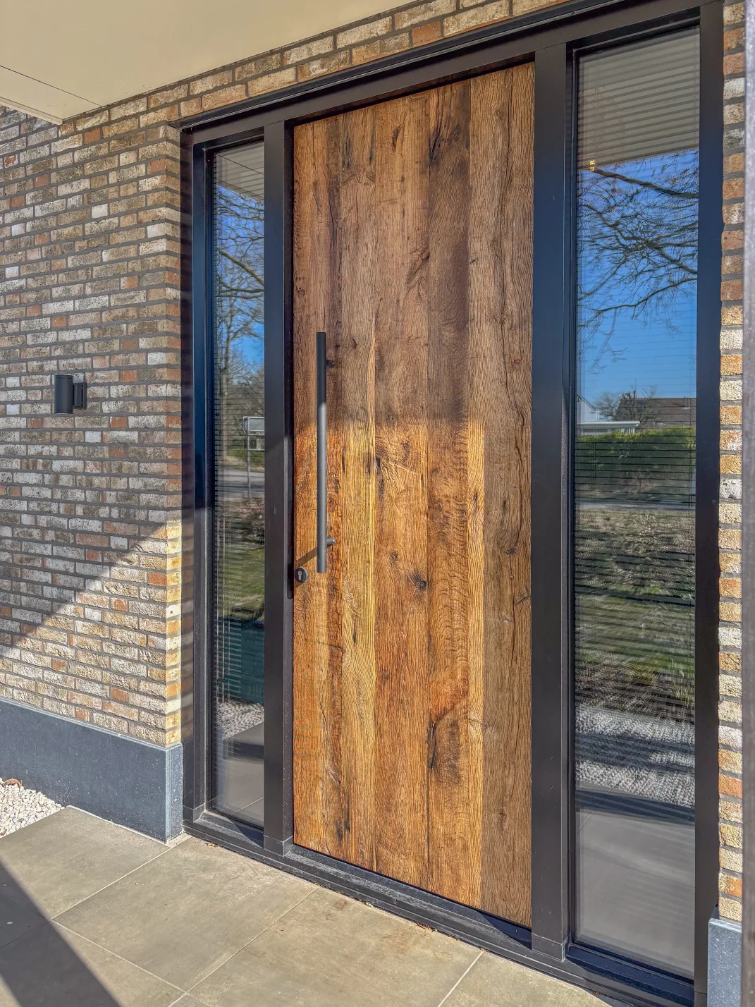 Oud eiken voordeur met glazen zijpanelen