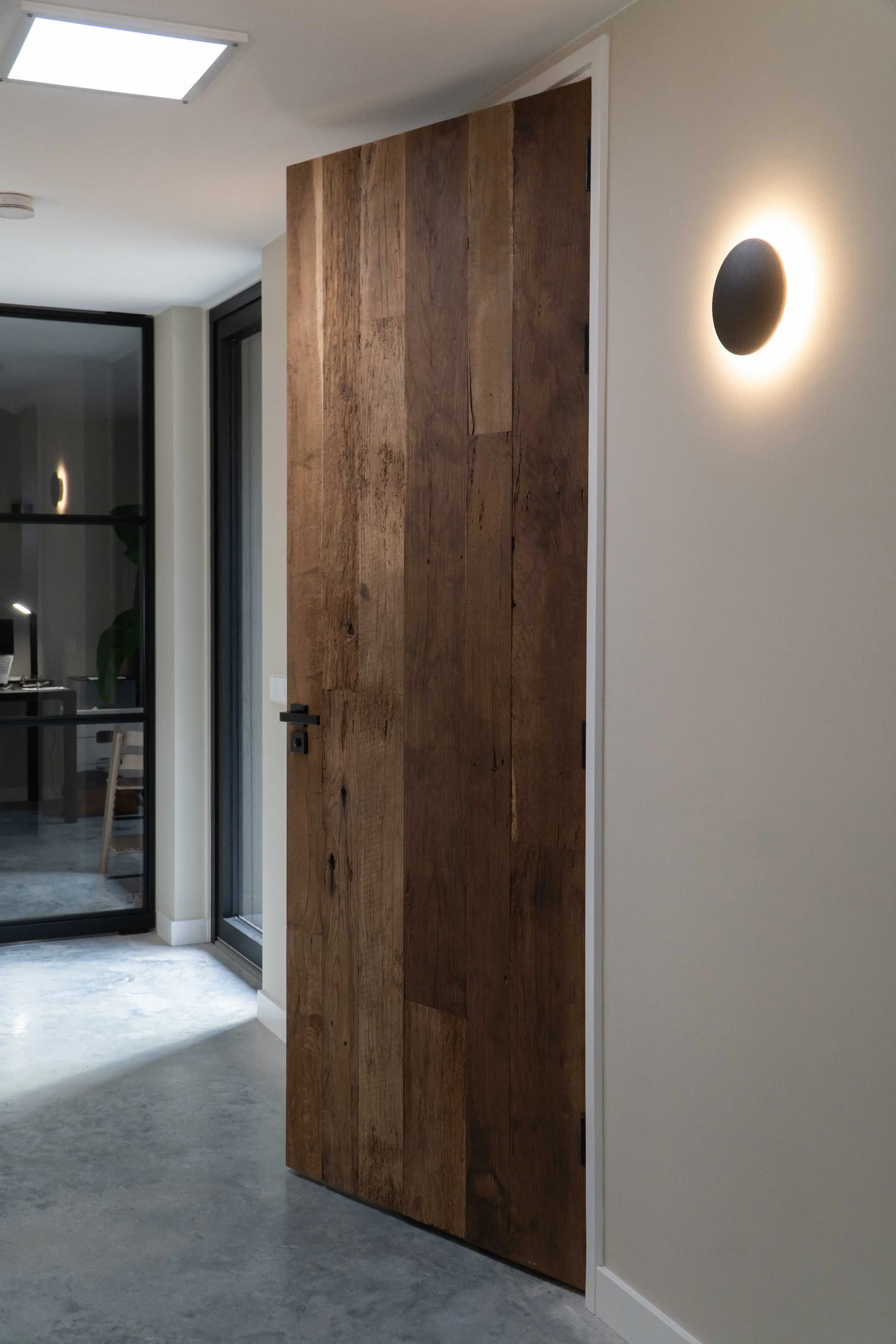Landelijke binnendeur in modern interieur