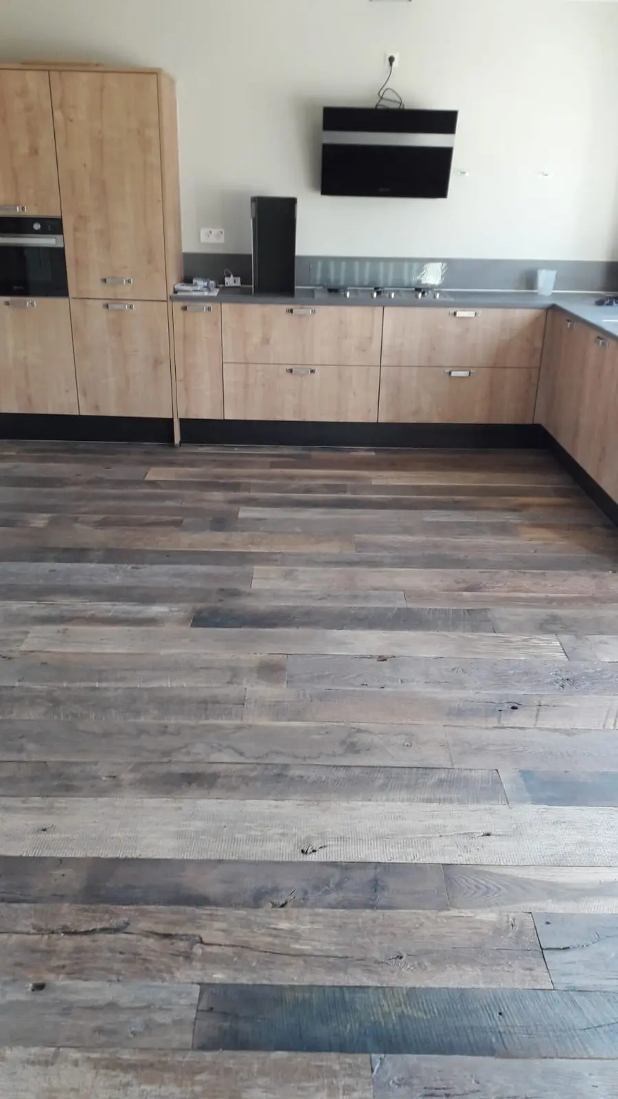 Oud eiken vloeren van massief hout