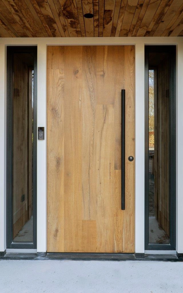 Houten buitendeur in landelijke stijl